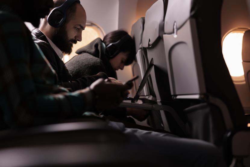 Penumpang tertidur di pesawat (ilustrsi). Ada beberapa tips agar penumpang dapat tidur nyenyak di pesawat.