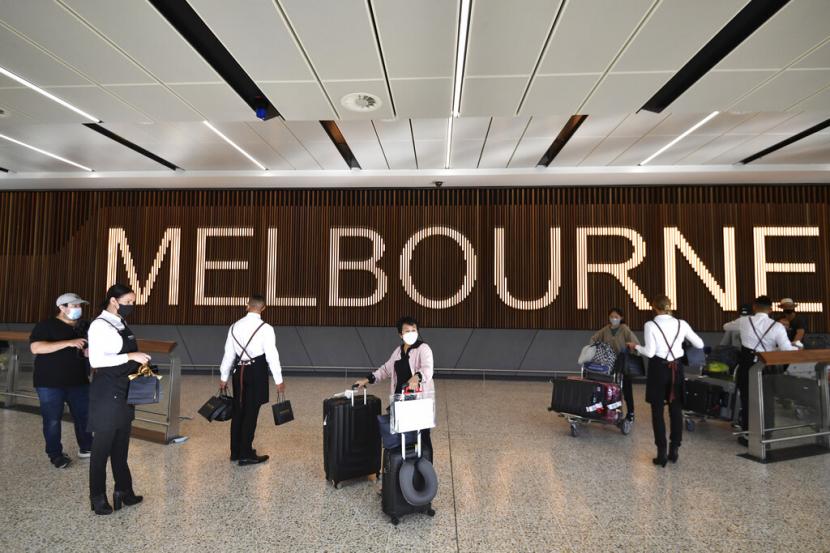 Penumpang tiba di Bandara Melbourne, Australia, Senin (21/2/2022). Australia pada Senin sepenuhnya membuka kembali perbatasan internasionalnya bagi para pelancong yang telah divaksinasi Virus Corona.
