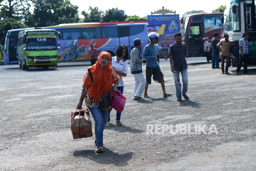 Penumpang turun dari bus di Terminal Bus Rajabasa, Lampung. 
