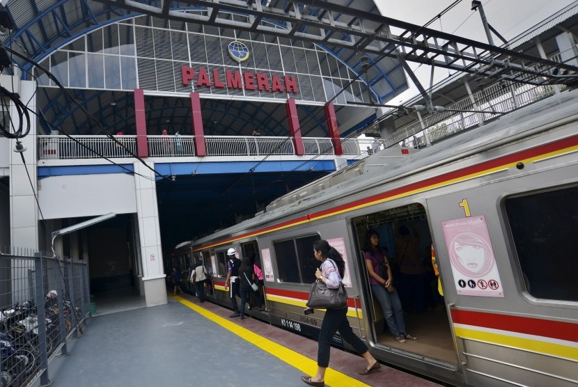 Penumpang turun dari gerbong Kereta Rel Listrik (KRL) melintas di Stasiun KA Palmerah, Jakarta Barat, Senin (6/7).
