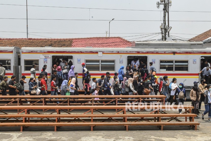 Penumpang turun dari gerbong KRL Jabodetabek di Stasiun Manggarai, Jakarta, Rabu (9/10/2019). 