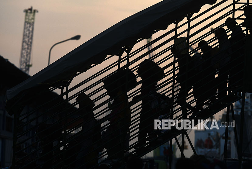 Penumpang turun dari kapal Pelni. (Ilustrasi)