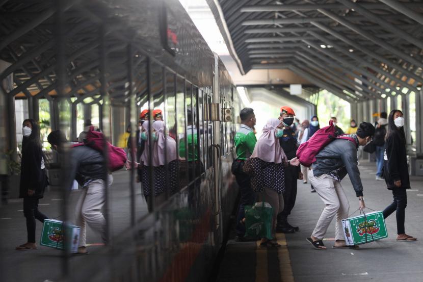 Penumpang turun dari kereta api di Stasiun Gubeng, Surabaya, Jawa Timur, Jumat (22/4/2022). PT Kereta Api Indonesia (KAI) menyiapkan 4.454 perjalanan KA Jarak Jauh dengan kapasitas tempat duduk mencapai 2.484.806 kursi untuk melayani masyarakat selama masa Angkutan Lebaran 2022.