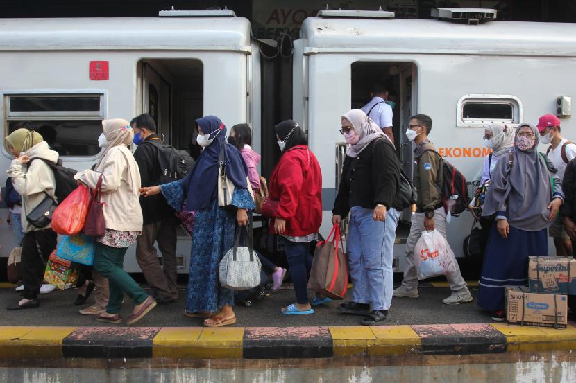 Penumpang turun dari kereta api di Stasiun Gubeng Surabaya, Jawa Timur.