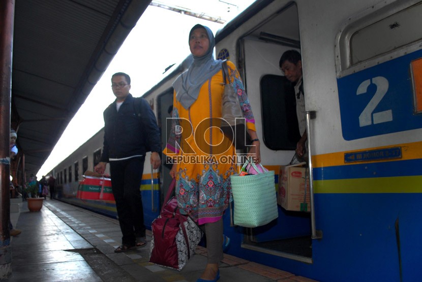  Penumpang turun dari kereta api Fajar Utama Yogya yang baru tiba di Stasiun Senen, Sabtu (10/8).  (Republika/Rakhmawaty La'lang)