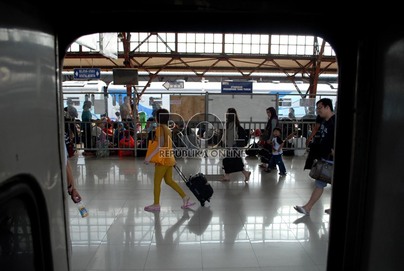  Penumpang turun dari kereta api Fajar Utama Yogya yang baru tiba di Stasiun Senen, Sabtu (10/8).  (Republika/Rakhmawaty La'lang)