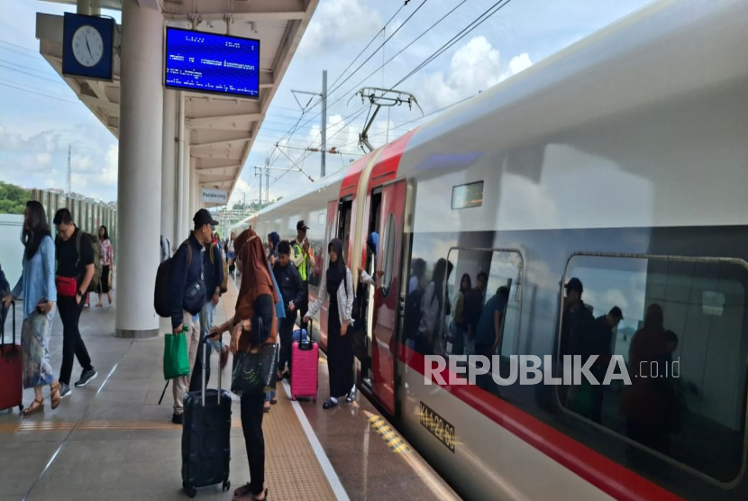 Penumpang Turun dari Kereta Cepat Whoosh Jakarta-Bandung di Stasiun Padalarang, Kabupaten Bandung Barat pada Sabtu (25/1/2025). Okupansi Penumpang Kereta Cepat Whoosh Mengalami Peningkatan di Libur Panjang Isra Miraj dan Tahun Baru Imlek.