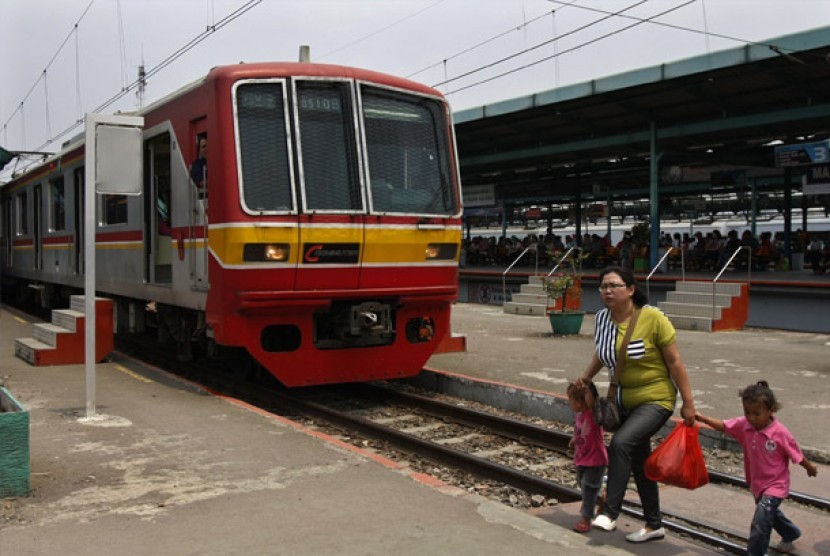 Penumpang turun dari kereta di Stasiun Manggarai, Jakarta, Senin (17/9). PT. KAI berencana menaikkan tarif KRL commuterline Jabodetabek sebesar Rp.2000 per 1 Oktober 2012 mendatang, untuk meningkatkan pelayanan terhadap pengguna angkutan tersebut.