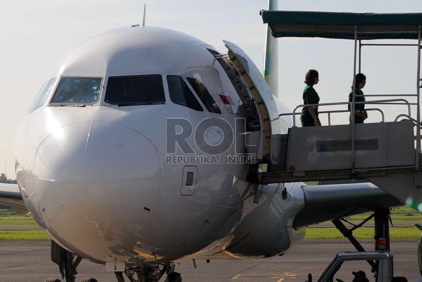  Kru maskapai Citilink turun dari pesawat usai mendarat di landasan Bandara Halim Perdanakusuma, Jakarta, Jumat (10/1).   (Republika/Aditya Pradana Putra)