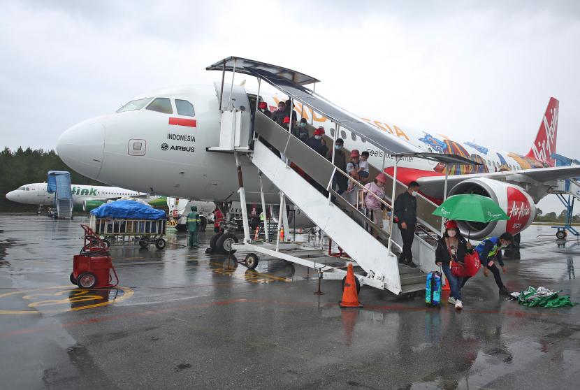 Penumpang turun dari pesawat menuju pintu kedatangan setibanya dari jakarta di Bandara Internasional Silangit, Tapanuli Utara, Jumat (2/9/2022). 