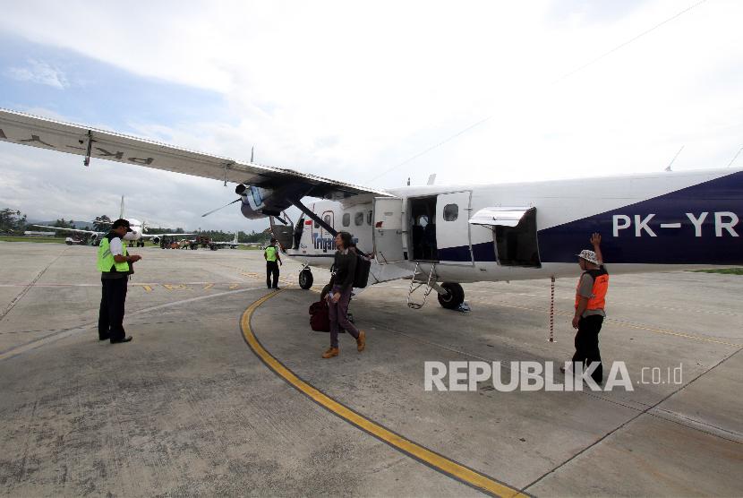 Penumpang turun dari pesawat perintis di Bandara Sentani, Jayapura, Papua, Jumat (15/3/2019). Direktur Angkutan Udara Ditjen Perhubungan Udara Kemenhub Putu Eka Cahyadhi mengatakan, alokasi anggaran tahun 2023 untuk penerbangan perintis sebesar Rp 500,1 miliar.