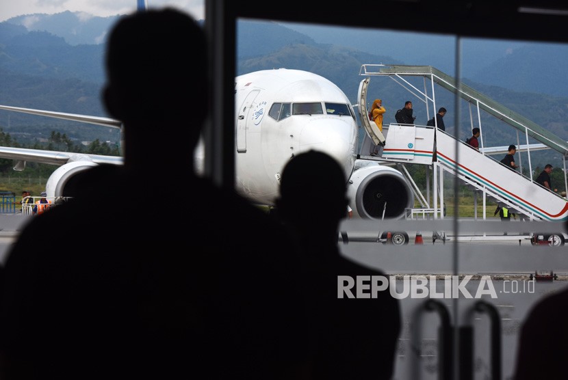 Cegah Corona, Warga Palu Diimbau tidak Pergi ke Luar Negeri. Penumpang turun dari pesawat saat tiba di Bandara Mutiara SIS Al Jufri Palu, Sulawesi Tengah. (Antara/Sigid Kurniawan)