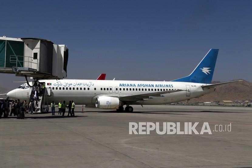  Penumpang turun ketika mereka tiba dari Kandahar, di Bandara Internasional Hamid Karzai di Kabul, Afghanistan, Ahad (5/9). Beberapa penerbangan domestik telah dilanjutkan di bandara Kabul, dengan Ariana Afghan Airlines yang dikelola negara mengoperasikan penerbangan ke tiga provinsi.