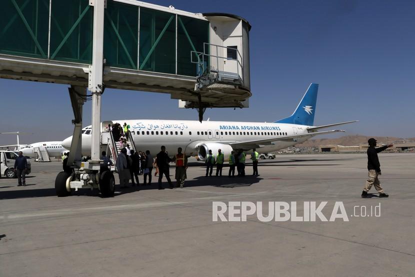  Penumpang turun ketika mereka tiba dari Kandahar, di Bandara Internasional Hamid Karzai di Kabul, Afghanistan, Ahad (5/9). Beberapa penerbangan domestik telah dilanjutkan di bandara Kabul, dengan Maskapai Penerbangan Ariana Afghan yang dikelola negara mengoperasikan penerbangan ke tiga provinsi. 