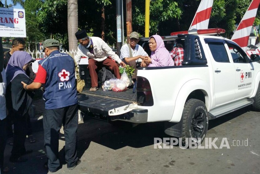  Penumpang yang terlantar akibat aksi mogok angkot di Kota Sukabumi diangkut oleh mobil Palang Merah Indonesia (PMI) di Jl Ahmad Yani, Kota Sukabumi Selasa (1/8).