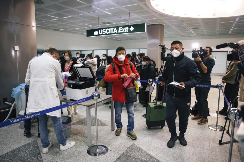 Penumpang yang tiba dari China dites COVID-19. Para penumpang pesawat dari China menuju Inggris perlu memperlihatkan hasil negatif tes virus corona sebelum mereka berangkat