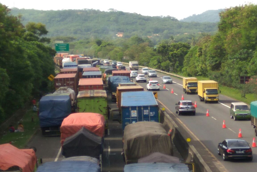 Penumpukan kendaraan di Tol Cipularang kilometer 78. PT Jasa Marga berencana akan melakukan penyesuaian tarif untuk ruas jalan Tol Cikampek-Purwakarta-Padalarang (Cipularang) dan Padalarang-Cileunyi (Padaleunyi) pada 5 Juni 2023 mendatang.