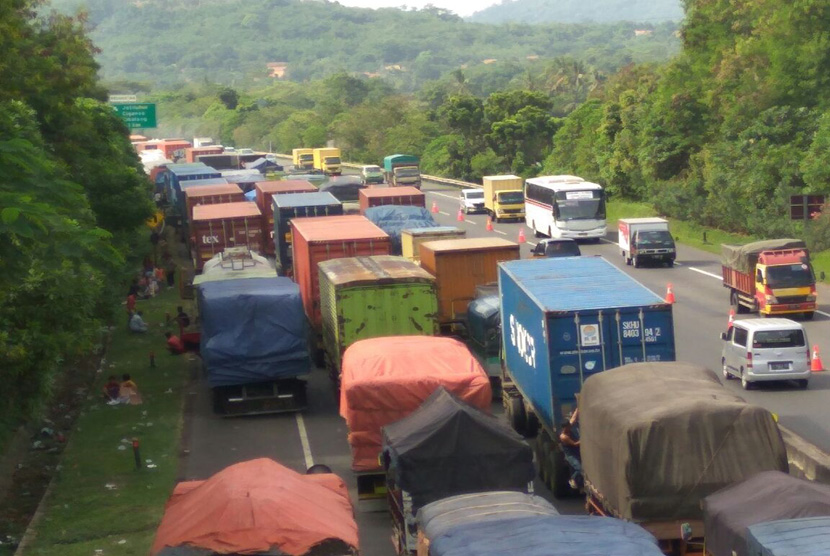 Penumpukan kendaraan di Tol Cipularang kilometer 78, Rabu (28/12). Kemacetan terjadi pascapangalihan arus penutupan jembatan Cisomang.