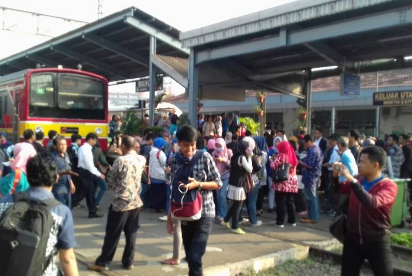 Penumpukan penumpang di Stasiun Bekasi saat terjadinya kebakaran di Stasiun Klender.
