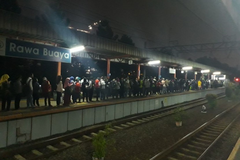 Penumpukan penumpang di Stasiun Rawa Buaya akibat gangguan KRL jalur Tangerang-Duri, Jumat (10/11)