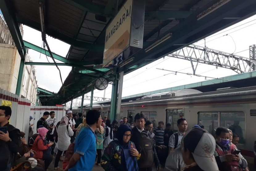Penumpukan penumpang KRL terjadi di Stasiun Manggarai,  Jakarta, Selasa (25/2) pagi imbas terganggunya sejumlah perjalanan KRL karena genangan banjir.
