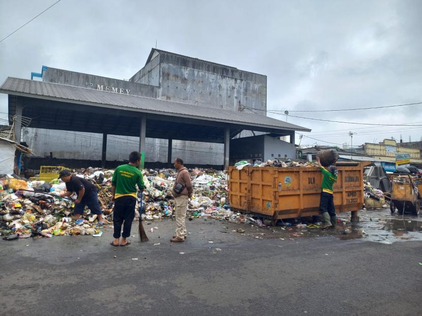 Penumpukan sampah terjadi di sejumlah TPS Kota Tasikmalaya, Kamis (6/10/2022) siang. Penumpukan itu diakibatkan terdapat masalah di TPA Ciangir, sehingga sampah di TPS tak terangkut dengan normal. 