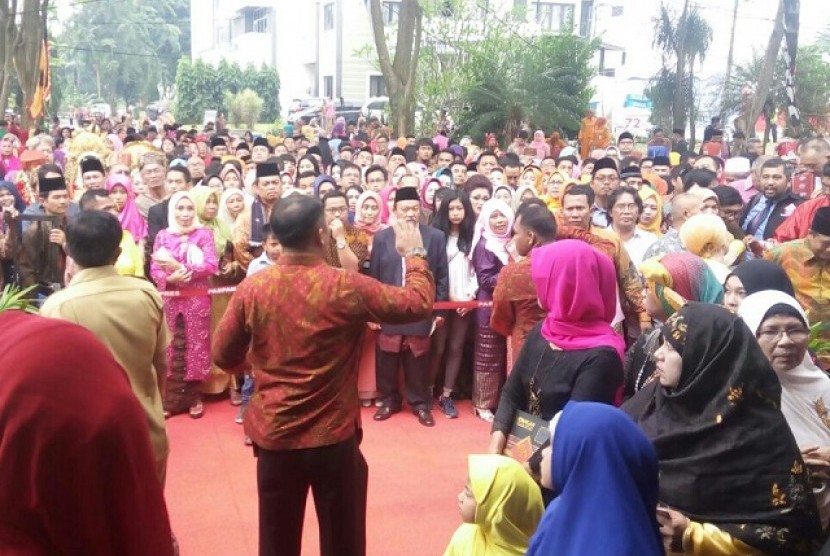 Penumpukan tamu terjadi di pesta adat Bobby-Kahiyang di Medan, Sabtu (25/11)