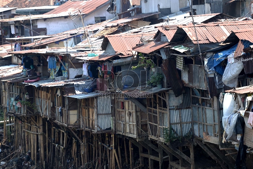   Penuntasan Permukiman Kumuh Perkotaan. Komplek permukiman kumuh di tepi Sungai Ciliwung, Jakarta, Selasa (4/8).  (Republika/Wihdan)