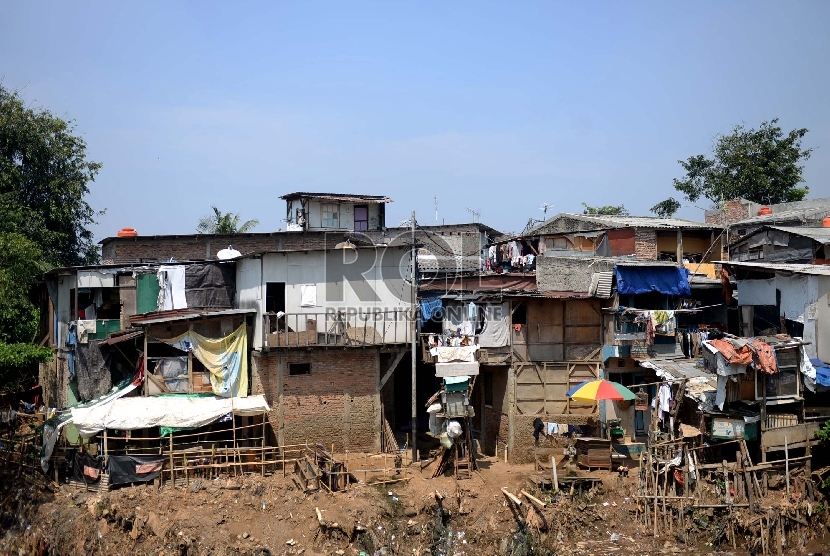   Penuntasan Permukiman Kumuh Perkotaan. Komplek permukiman kumuh di tepi Sungai Ciliwung, Jakarta, Selasa (4/8).  (Republika/Wihdan)