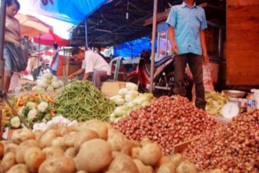 Penurunan harga bahan makanan mendorong terjadinya deflasi di bulan Mei.