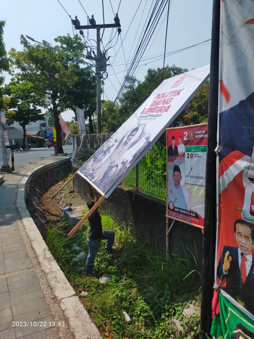 Penurunan sejumlah spanduk atau baligo Partai Solidaritas Indonesia (PSI) dan dukungan kepada Gibran Rakabuming Raka di Indramayu.