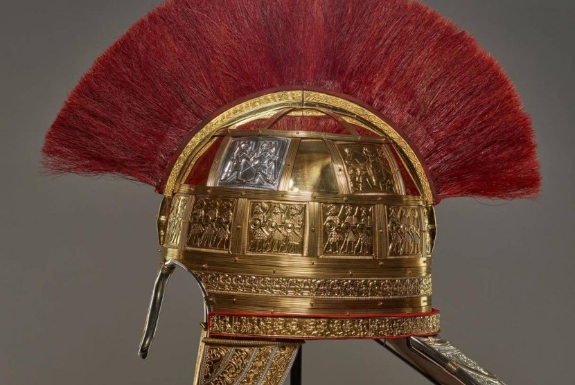 Penutup kepala berlapis emas yang ditemukan di Inggris.