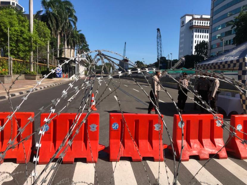 Penutupan akses menuju Patung Kuda, Jakarta Pusat, dilakukan pihak kepolisian mulai dari Kebon Sirih. Alhasil, beberapa massa reuni 212 tak bisa menembus barikade dan tersebar di beberapa lokasi. Kamis (2/12). 
