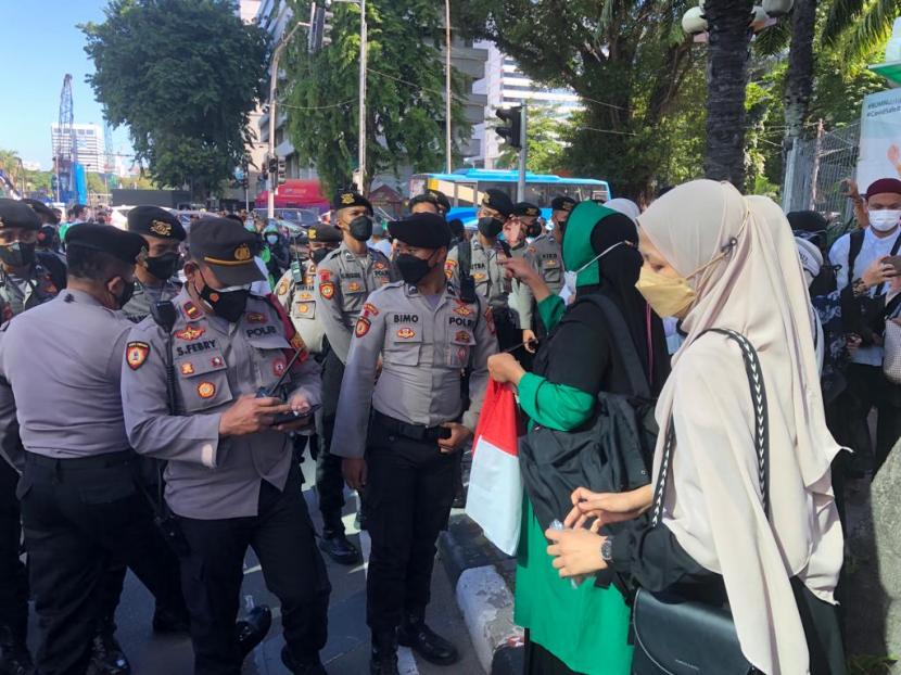 Penutupan akses menuju Patung Kuda, Jakarta Pusat, dilakukan pihak kepolisian mulai dari Kebon Sirih. Alhasil, beberapa massa reuni 212 tak bisa menembus barikade dan tersebar di beberapa lokasi. Kamis (2/12). 