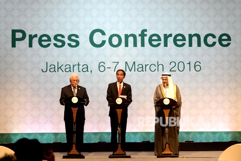 Penutupan KTT Luar Biasa OKI. (dari kiri) Presiden Palestina Mahmoud Abbas, Presiden Joko Widodo, dan Sekjen OKI Iyad Ameen Madani saat konferensi pers usai penutupan KTT Luar Biasa OKI di Balai Sidang Jakarta, Senin (7/3).