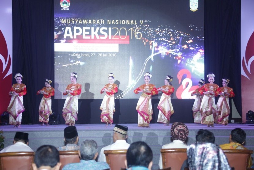 Penutupan Musyawarah Nasional (Munas) ke-5 Asosiasi Pemerintah Kota Seluruh Indonesia (APEKSI) tahun 2016 di Kota Jambi, Kamis (28/7). 