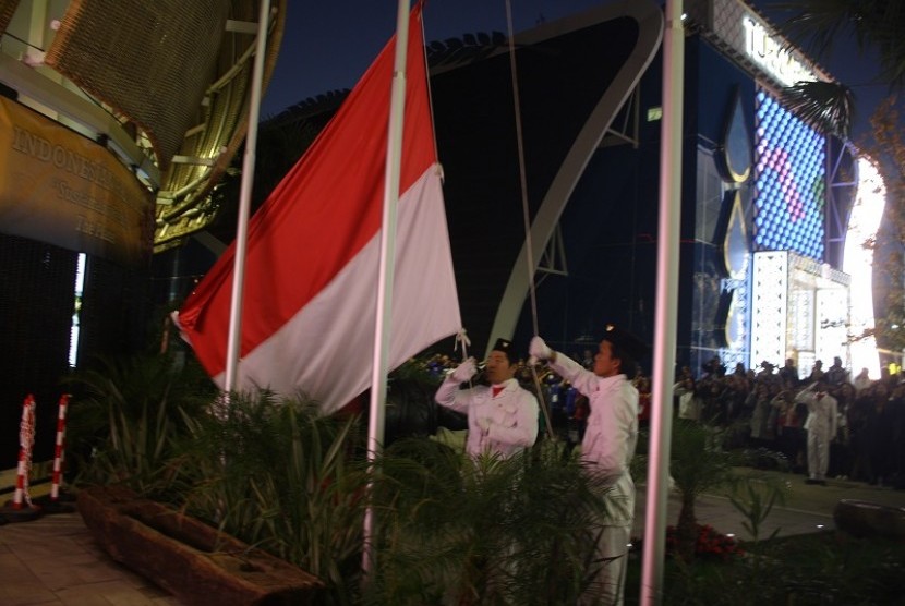 Penutupan Paviliun Indonesia ditandai dengan penurunan bendera merah putih