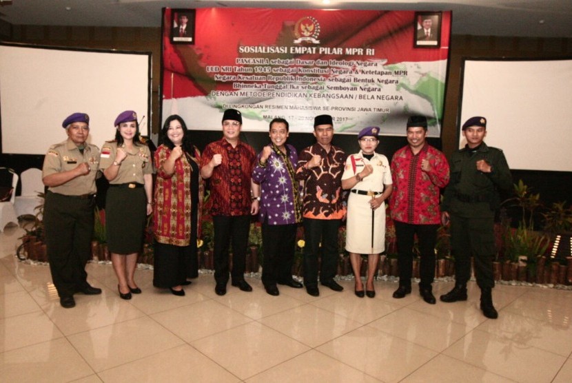 Penutupan Pendidikan Kebangsaan Bela Negara dengan peserta anggota Resimen Mahasiswa (Menwa) di Kota Wisata Batu Malang, Jawa Timur).