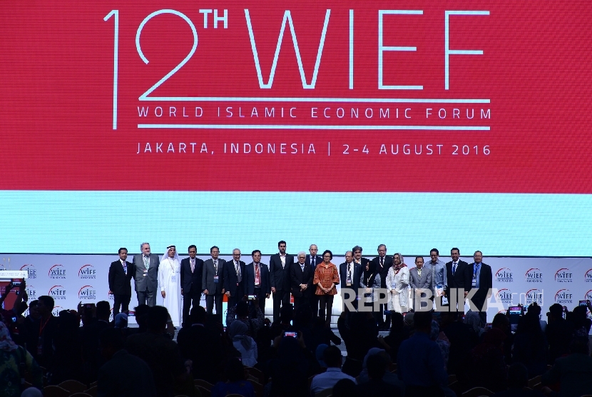 Penutupan WIEF. (dari kiri) Sekjen WIEF Foundation Tan Sri Ahmad Fuzi Abdul Razak, Menteri Keuangan Sri Mulyani, dan Ketua WIEF Tun Musa Hitam bersama undangan berfoto bersama usai penutupan World Islamic Economic Forum (WIEF) ke-12 di Balai Sidang Jakarta