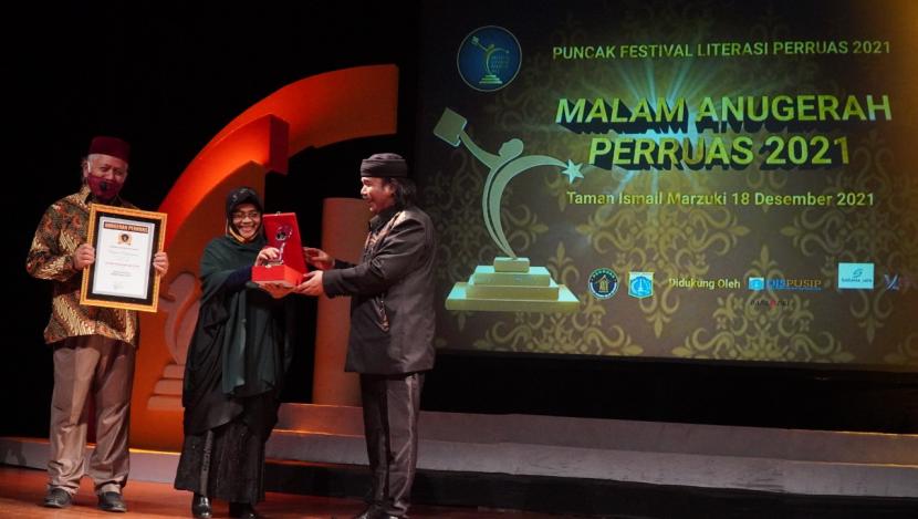 Penyair Asrizal Nur (kanan) menyerahkan Anugerah Perruas 2021.