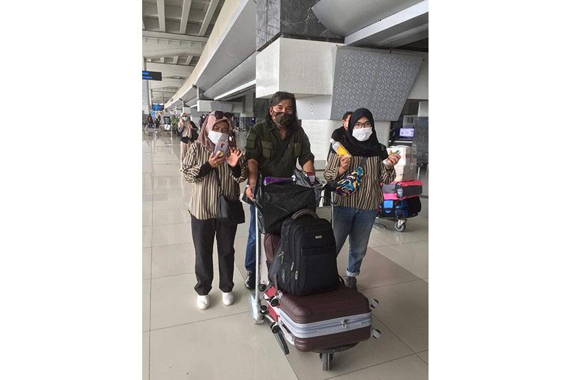 Penyair Asrizal Nur (tengah) bersama kedua anak gadisnya yang gagal berangkat menggunakan pesawat Sriwijya Air SJ182