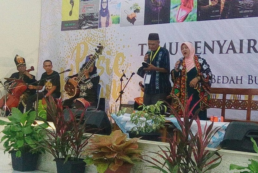Penyair LK Ara dan Hidayah membaca puisi di acara Temu Penyair Nusantara 2016, Meulaboh.