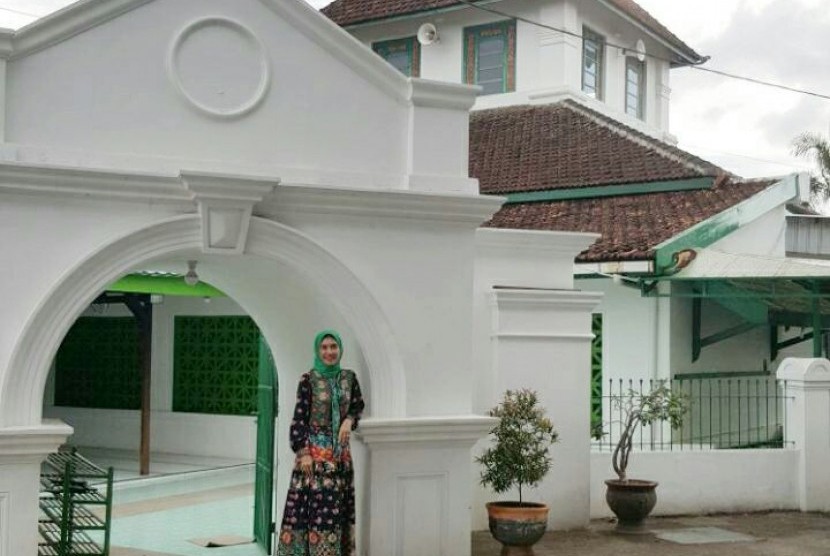 Penyair Mira Achiruddin di depan Masjid Katangka, Sulawesi Selatan.