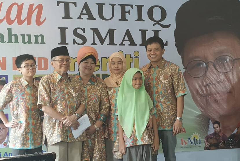 Penyair Taufiq Ismail (kedua dari kiri) dan keluarga di acara tasyakur ulang tahun ke-84 sastrawan tersebut di Jakarta, Sabtu (29/6)