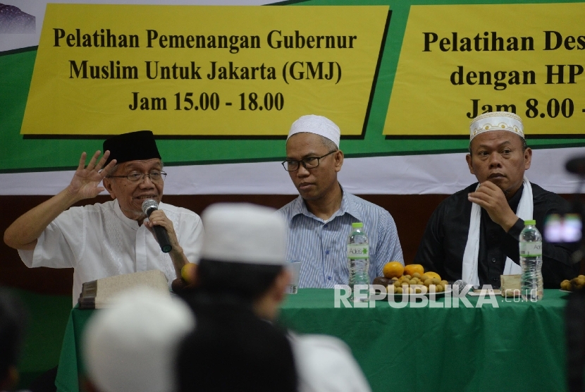 Penyair Taufiq Ismail (kiri), Buni Yani (tengah), dan Sekjen Forum Umat Islam (FUI) MUhammad Al Khaththah menjadi pembicara dalam diskusi (Ilustrasi)