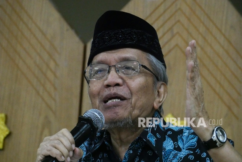 Penyair Taufiq Ismail memberikan paparannya pada acara diskusi dengan tema Menggali Konsep Pendidikan Karakter dari Karya-karya Sastra Buya Hamka di Jakarta, Selasa (23/8).