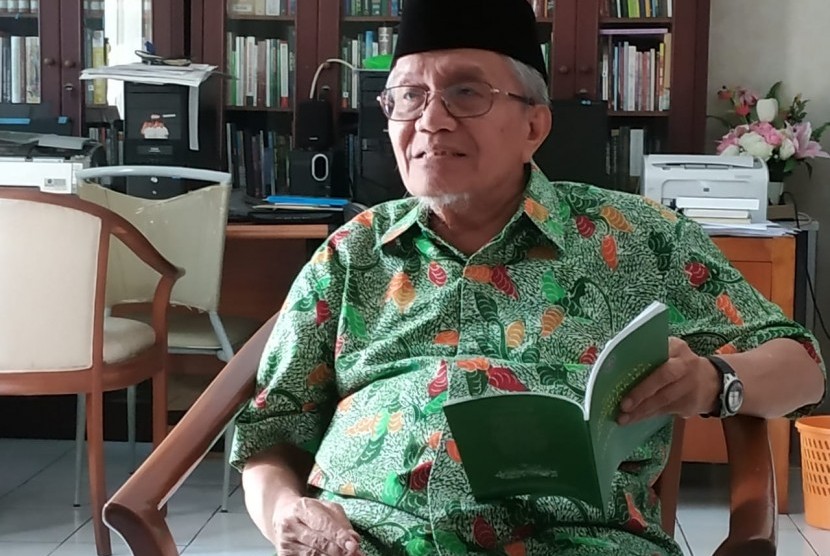 Penyair Taufiq Ismail saat berbincang dengan Republika di rumahnya, Jalan Utan Kayu Raya, Jakarta, Rabu (24/4).