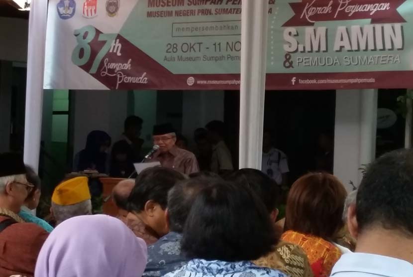 Penyair Taufiq Ismail tampil membacakan puisi pada pembukaan pameran bertajuk 