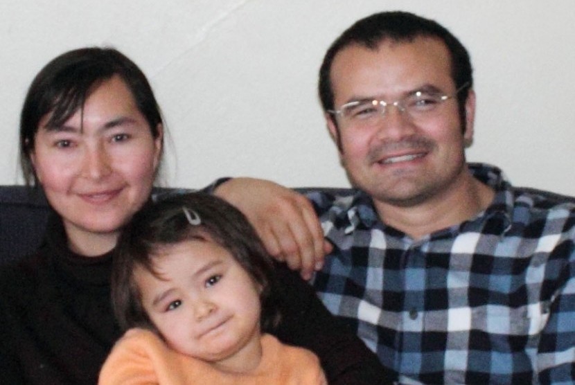 penyair Uighur, Abduweli Ayup dan keluarga