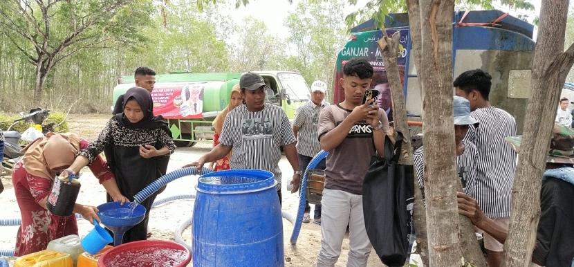Penyaluran air bersih dilakukan di Desa Gunung Eleh, Dusun Bangsal, Kecamatan Kedung-dung, Kabupaten Sampang, Jawa Timur. 